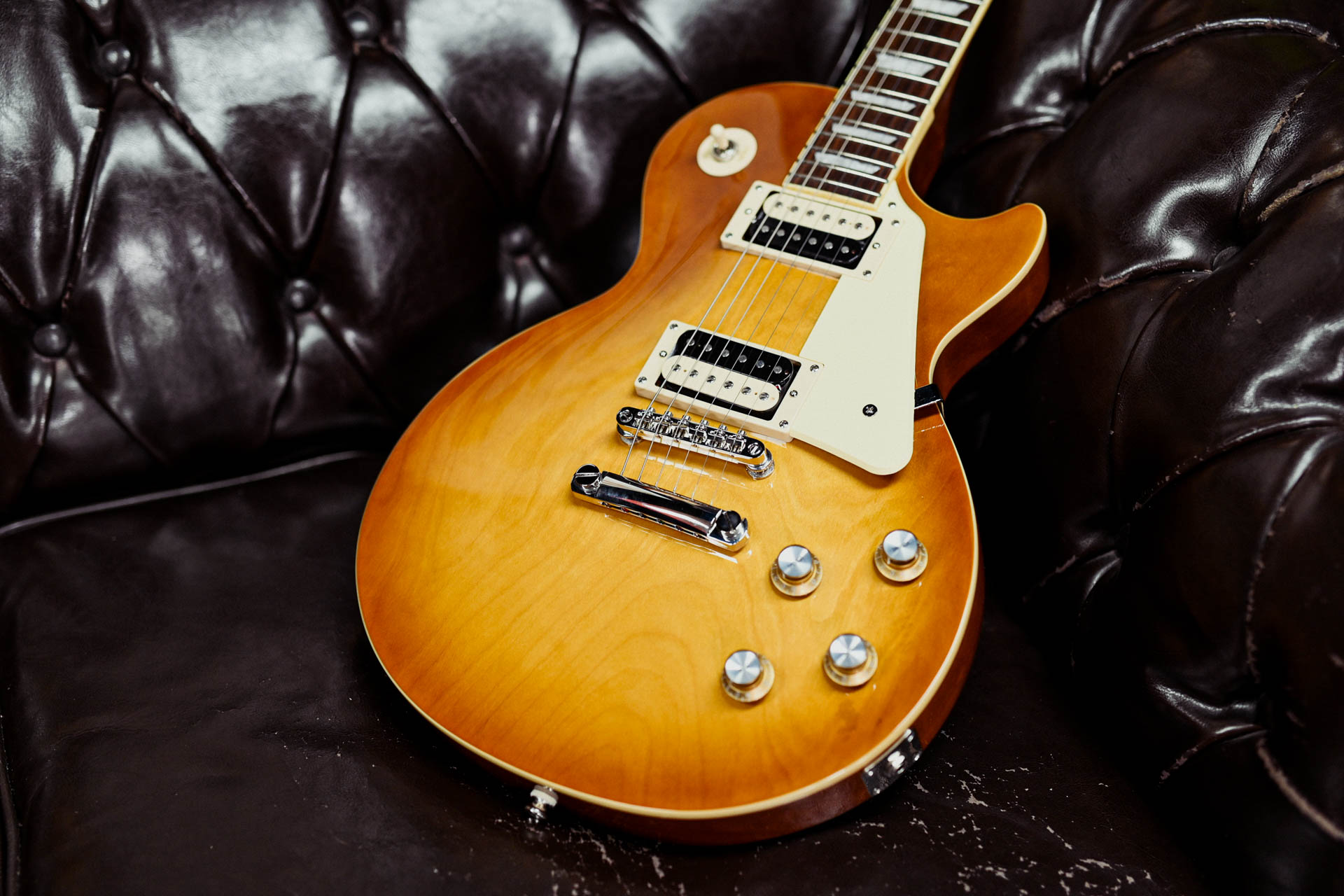 Faders Music Store -Faders Music Store Epiphone Les Paul Classic in Honey Burst 9