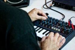 Arturia MicroBrute -Faders Music Store arturia microbrute erikson music 528730